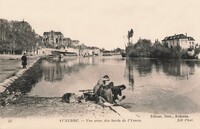 AUXERRE - Vue prise des Bords de L'Yonne - Lavandières